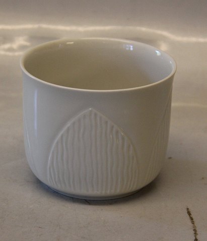 4768 Kgl. Hvid vase 8,8 x 10,6  cm Signeret GB Gerd Bøgelund
Kongelig Dansk Blanc de chine