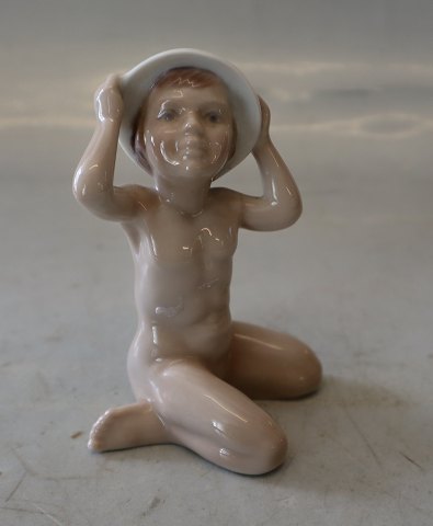 Sjælden Lyngby Porcelænsfigur Badedreng med sommerhat 11 cm