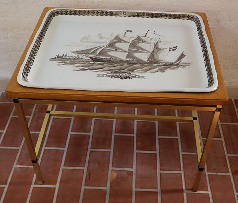 Brun Trankebar   Teblad Fajance Bakkebord 58 x 53.5 cm Skibsstel Svanen 1818 
1968    Aluminia Fajance