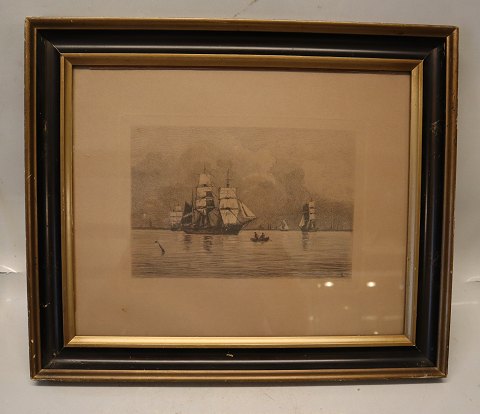 Radering: Carl Locher 1907 Marine motiv med sejlskibe 45 x 41 cm inklusiv 
originalt glas og guldramme