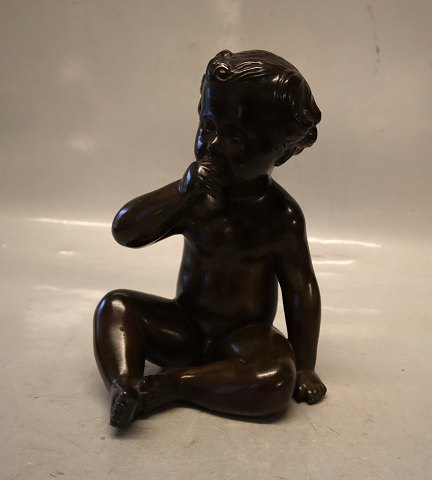 Just A Disko D 2323 Dreng sider og sutter på sin tommelfinger 19.5 cm Bronzeret statuette