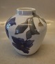 180-902 Kgl. Vase med blå blomst 15 cm præ 1923 
 Kongelig Dansk